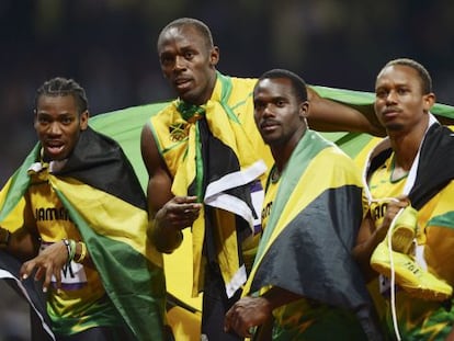 El equipo de Jamaica celebra la victoria en el 4x100.