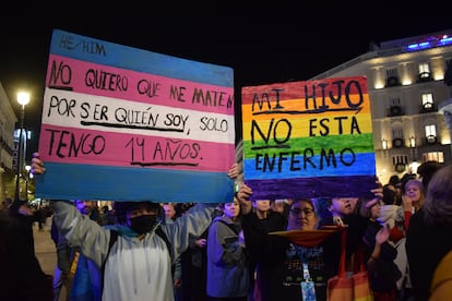 La plataforma "Ni un paso atrás" durante una protesta frente a la sede de la Comunidad de Madrid.