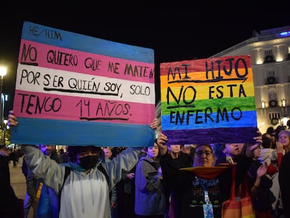 La plataforma "Ni un paso atrás" durante una protesta frente a la sede de la Comunidad de Madrid.