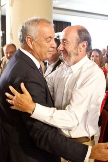 Rubalcaba abraza a Pachi Vázquez tras su proclamación como candidato.