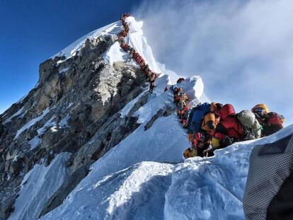 Alpinistas esperam sua vez para chegar ao cume do Everest, na quarta-feira passada.