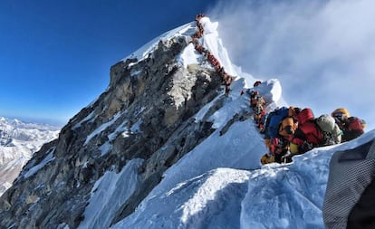 Alpinistas esperam sua vez para chegar ao cume do Everest, na quarta-feira passada.