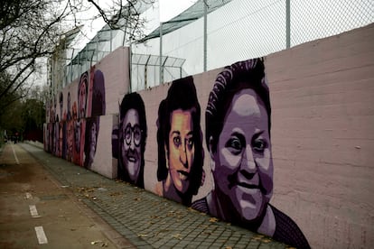 Mural feminista en el polideportivo municipal de la Concepción en el distrito de Ciudad Lineal.