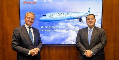 Maarten Wetselaar, consejero delegado de Cepsa y Adam Boukadida, director financiero de Etihad Aviation Group.