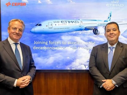 Maarten Wetselaar, consejero delegado de Cepsa y Adam Boukadida, director financiero de Etihad Aviation Group.