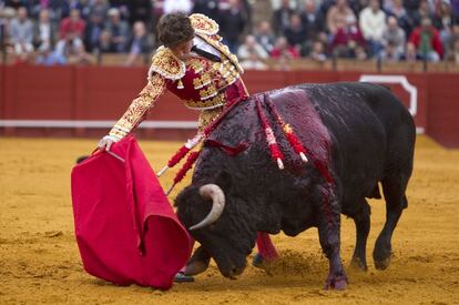 Eduardo Gallo durante la faena con su primer toro.