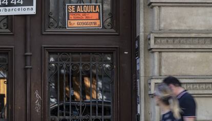 Cartel en la puerta de una finca de la calle de Ausiàs Marc de Barcelona que anuncia un piso en alquiler.