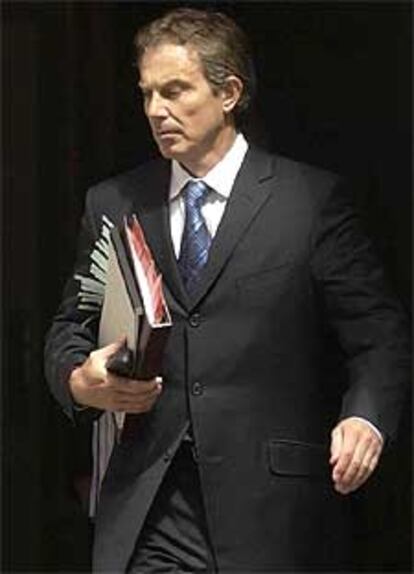 Tony Blair, ayer, al salir del 10 de Downing Street.
