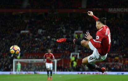 Remate de Ibrahimovic durante su reaparición con el Manchester United.