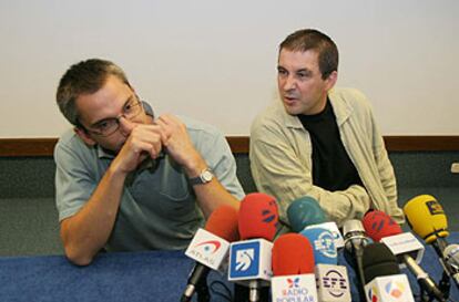 Arnaldo Otegi y Joseba Permach, ayer, en una rueda de prensa.