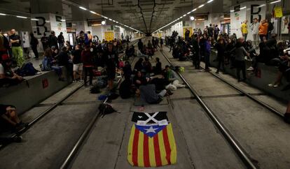 Un grupo de independentistas corta las vías del AVE este lunes en la estación de Girona.