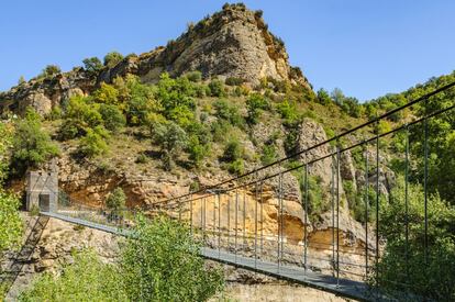 Los caminos que entretejen la ruta senderista del Congost de Mont Rebei, en la sierra del Montsec, frontera natural entre Aragón y Cataluña, incluyen un puente colgante como uno de sus mayores atractivos para senderistas. La ruta se puede empezar en el aparcamiento de Masieta (si se viene desde Cataluña) y en la Casa Batlle (si se aparca en el lado aragonés). El paseo desde este último punto arranca cruzando un primer puente colgante en el barranco de Sant Jaume, para luego salir al congosto, que ofrece unas vistas azul turquesa espectaculares sobre el embalse de Canelles y el río Noguera Ribagorzana, afluente del Segre. Más adelante se encuentran una pasarela de vértigo, la de Montfalcó, cuyos 291 escalones colgados sobre el vacío salvan una altura de 83 metros. Más información: <a href="https://www.mapama.gob.es/es/desarrollo-rural/temas/caminos-naturales/caminos-naturales/sector-noreste/montfalco/default.aspx" target="_blank">www.mapama.gob.es</a>