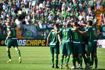 Amaral celebra un tanto del Chapecoense. 56 días después de la tragedia el equipo, reconstruido por Vagner Mancini, volvió a disputar un partido. 