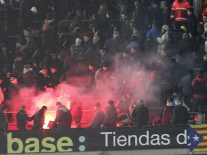 Bengala en las gradas del Camp Nou durante la semifinal de la Copa del Rey ante el Madrid