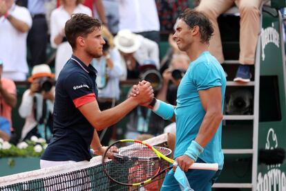 O austríaco Dominic Thiem (à esquerda) parabeniza Nadal, na final de Roland Garros em 2018.