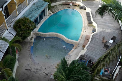 Daños causados en la piscina de un hotel tras el paso del 
 huracán 'Beryl' en Bridgetown (Barbados), el 2 de julio. 