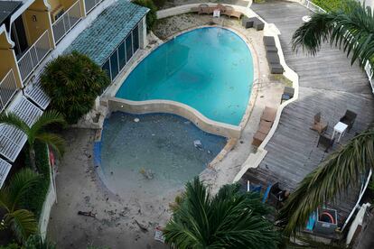 Daños causados en la piscina de un hotel tras el paso del
huracán 'Beryl' en Bridgetown (Barbados), el 2 de julio.