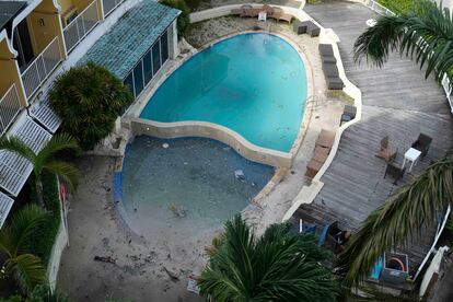 Daños causados en la piscina de un hotel tras el paso del 
 huracán 'Beryl' en Bridgetown (Barbados), el 2 de julio. 