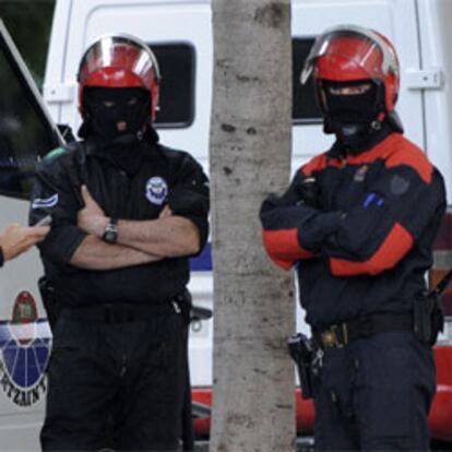 Tres agentes de la Ertzaintza, ayer en Vitoria.