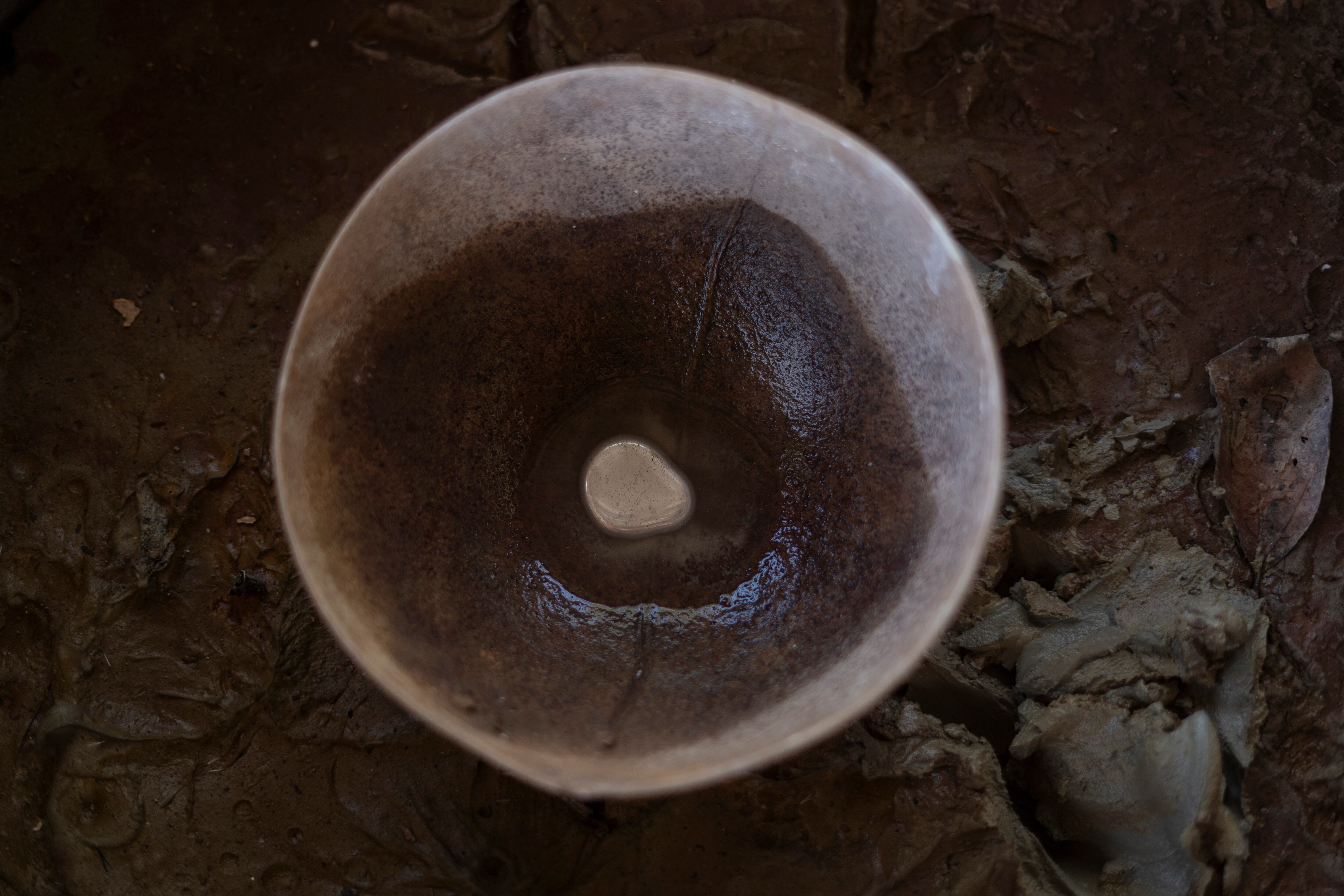 Partículas de mercurio utilizadas para la separación del oro durante el proceso de producción artesanal.