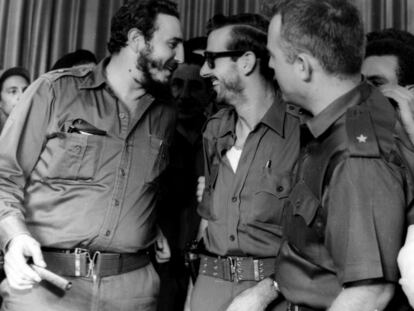 Fidel Castro con Gutiérrez Menoyo (en el centro), en 1959.