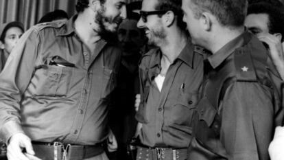 Fidel Castro con Gutiérrez Menoyo (en el centro), en 1959.