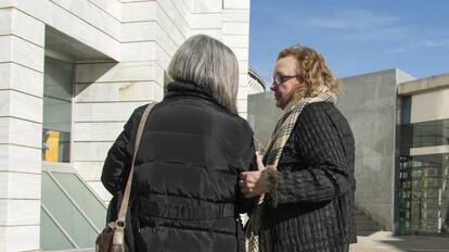 Rosa C.T., de espaldas, con la doctora Carmen Valls, ayer ante los juzgados de Lleida.