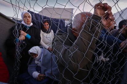 Un grupo de refugiados atrapados en el paso fronterizo de Indomeni, en la frontera de Grecia con Macedonia.