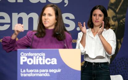 Irene Montero (derecha) aplaude a Ione Belarra, este sábado en Madrid. 