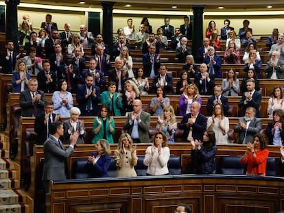 El presidente del Gobierno, Pedro Sánchez, recibe el aplauso de la bancada socialista durante la sesión de control de esta mañana en el Congreso.