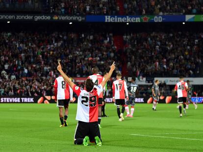 Santiago Giménez festeja su primer gol con el Feyenoord, el 27 de agosto.