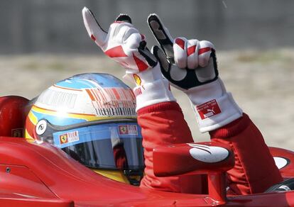 Alonso celebra desde su monoplaza tras haber conseguido canar la carrera del Gran Premio de Italia en el circuito de Monza, el 12 de septiembre de 2010.