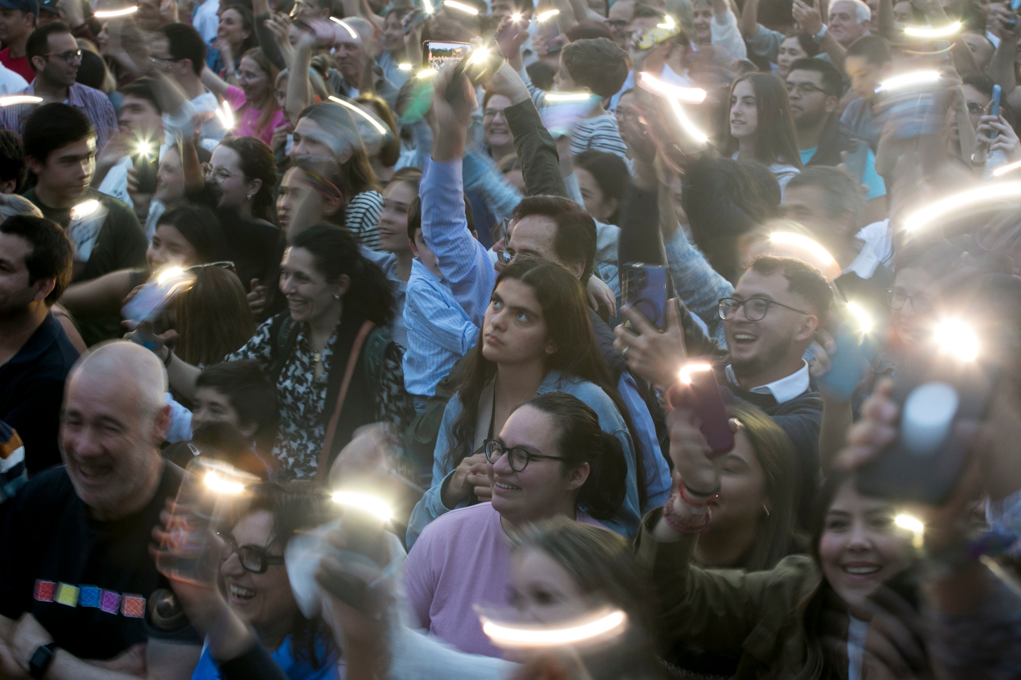 El público de la IV Fiesta de la Resurrección, durante la actuación de Hakuna.