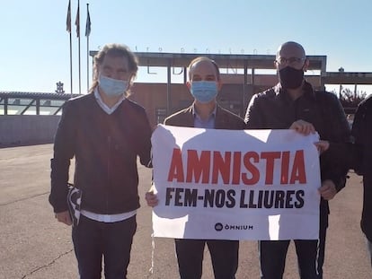 Desde la izquierda, el presidente de Òmnium, Jordi Cuixart, y los exconsellers Jordi Turull, Raül Romeva y Joaquim Forn, al salir de la cárcel de Lledoners (Barcelona), el viernes pasado.