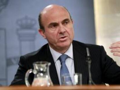 El ministro de Economía, Luis de Guindos, durante la rueda de prensa ofrecida tras la reunión del Consejo de Ministros, en el Palacio de la Moncloa. EFE/Archivo