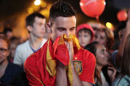 Madrid, España, 7 de septiembre de 2013. Una vez más, el sueño olímpico de Madrid se apagó. Tokio ganó con autoridad la carrera olímpica y la capital española quedó detrás de Estambul. En la fotografía, un joven se muestra decepcionado en la Puerta de Álcala de Madrid tras conocer la eliminación.