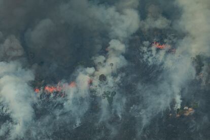 Un incendio forestal en la Amazonía, cerca de la ciudad de Candeiras do Jamari, en el Estado de Rondonia (Brasil).