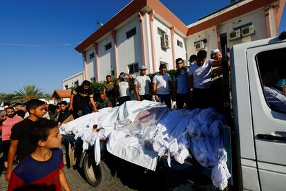 Varios cadáveres de víctimas de bombardeos israelíes eran trasladados este jueves para su funeral, en Jan Yunis. 