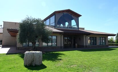 Entrada principal de Bodegas Balbás, dentro de la denominación de Ribera del Duero y con una producción de 600.000 botellas anuales. 