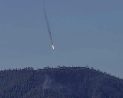 O avião russo alcançado, um SU-24, cai em uma zona montanhosa da fronteira turco-síria.