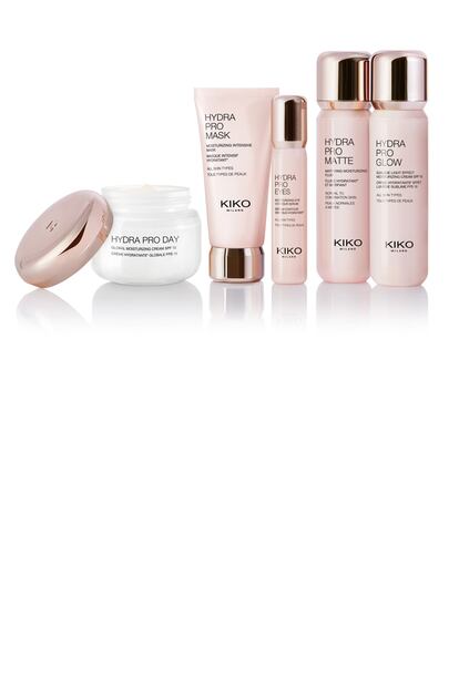 'Hydra Pro con Antiglow', la nueva línea de Kiko Milano que hidrata y potencia la belleza de la piel y el maquillaje. Cuenta con crema hidratante (20,90 euros), suero hidratante (19,90 euros) o mascarilla intensiva (8,90), entre otros tantos productos.