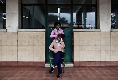 <span >El blog Leica Camara dedica una de sus entrevistas al trabajo del fotógrafo mozambiqueño Felipe Branquinho. Josina-Machel-High-School</span>