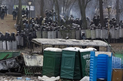 La policía antidisturbios desplegada en la plaza de la Independencia de Kiev (Ucrania), 20 de enero de 2014.