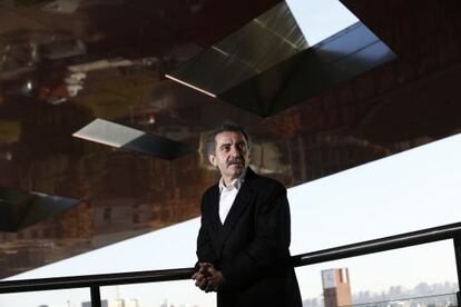 Manuel Borja-Villel, en la terraza del edificio del Museo Reina Sof&iacute;a dise&ntilde;ado por Nouvel, en una imagen tomada el pasado mes de diciembre.