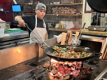 Elaboración de una paella en Little Spain, en Nueva York. 