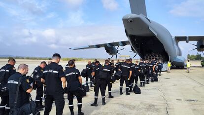 Integrandes de la UME embarcan en un avión A400 del Ejército del Aire en la Base Militar de Zaragoza, este domingo, rumbo a Marruecos.