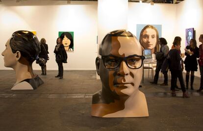 La exposición del artista contemporáneo londinense Julian Opie en el stand de la Galería Mario Sequeira.
