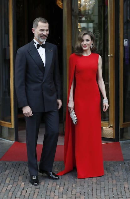 El rojo parece ser uno de los colores que más éxito le reportan. Si doña Letizia se presentó ante la realeza europea en la boda de Federico de Dinamarca y Mary Donaldson en mayo de 2016 acaparando toda la atención a los pocos días de su boda con un traje rojo de Lorenzo Caprile, este año lo volvió a hacer cuando acudió a la celebración del cumpleaños de Guillermo de Holanda. La reina eligió para la celebración del pasado 1 de mayo un vestido rojo con capa de Stella McCartney.