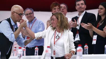 Pedro Zerolo fa un petó a la mà a Carme Chacón en el XXIX Congrés Federal Extraordinari del PSOE.