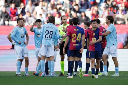Melero López habla con los jugadores del Barcelona y del Celta tras señalar un penalti.
